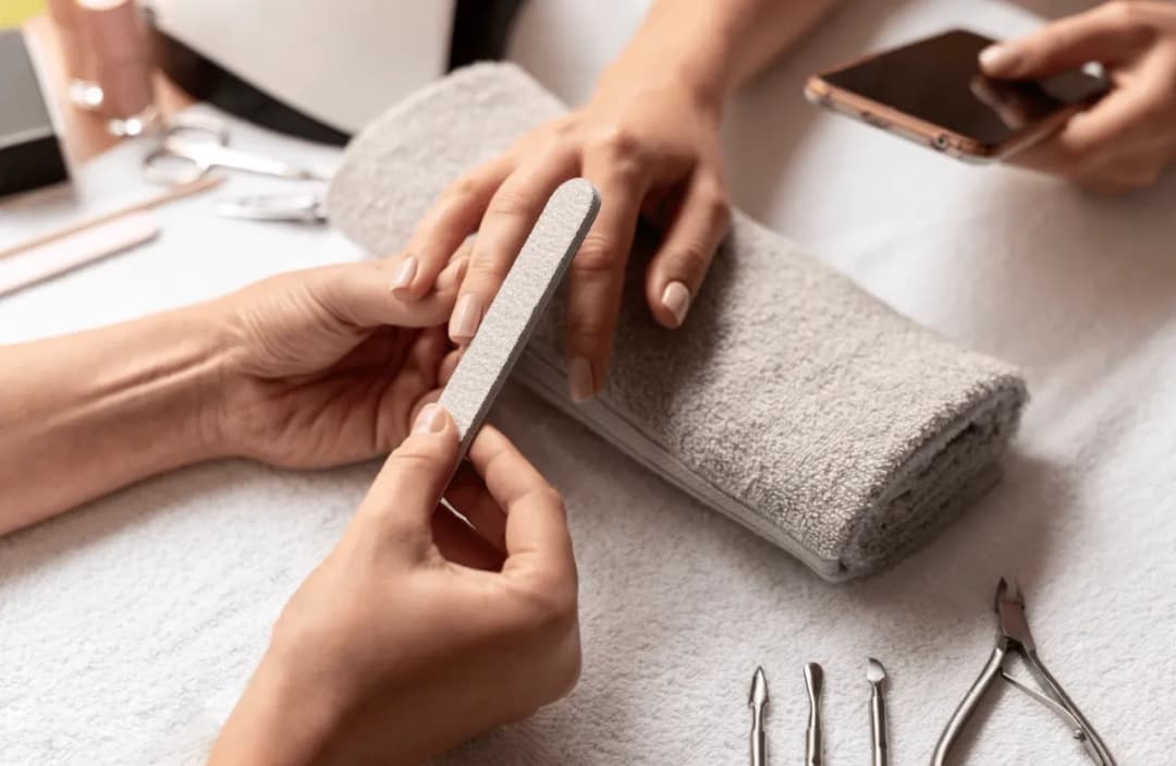 Manicure leczniczy na czym polega i jak poprawia zdrowie paznokci