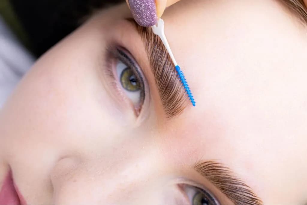 Kiedy smarować brwi po makijażu permanentnym, aby uniknąć problemów?