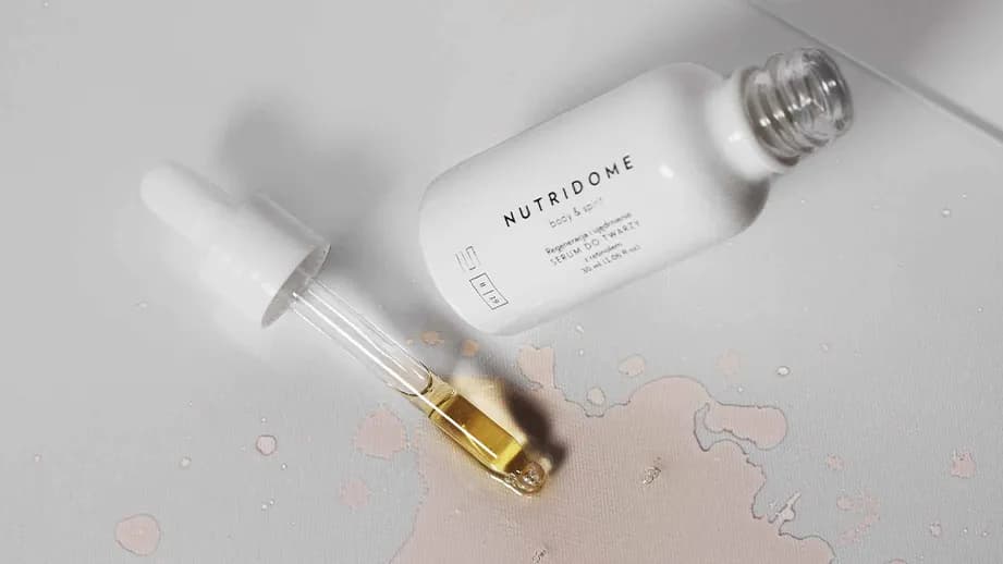 Czy na serum z retinolem nakładać krem? Oto, co musisz wiedzieć