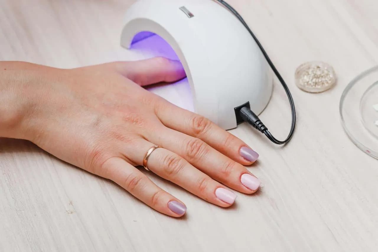 Najlepsza lampa do manicure hybrydowego – uniknij błędów przy wyborze