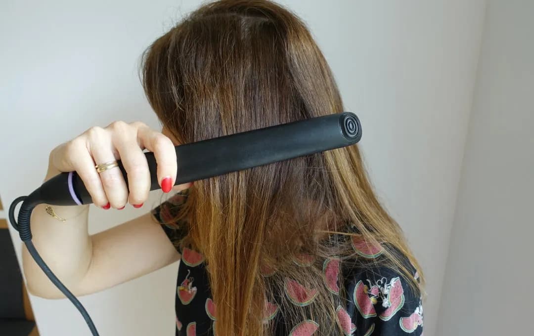 Jak układać włosy prostownicą: unikaj najczęstszych błędów stylizacji