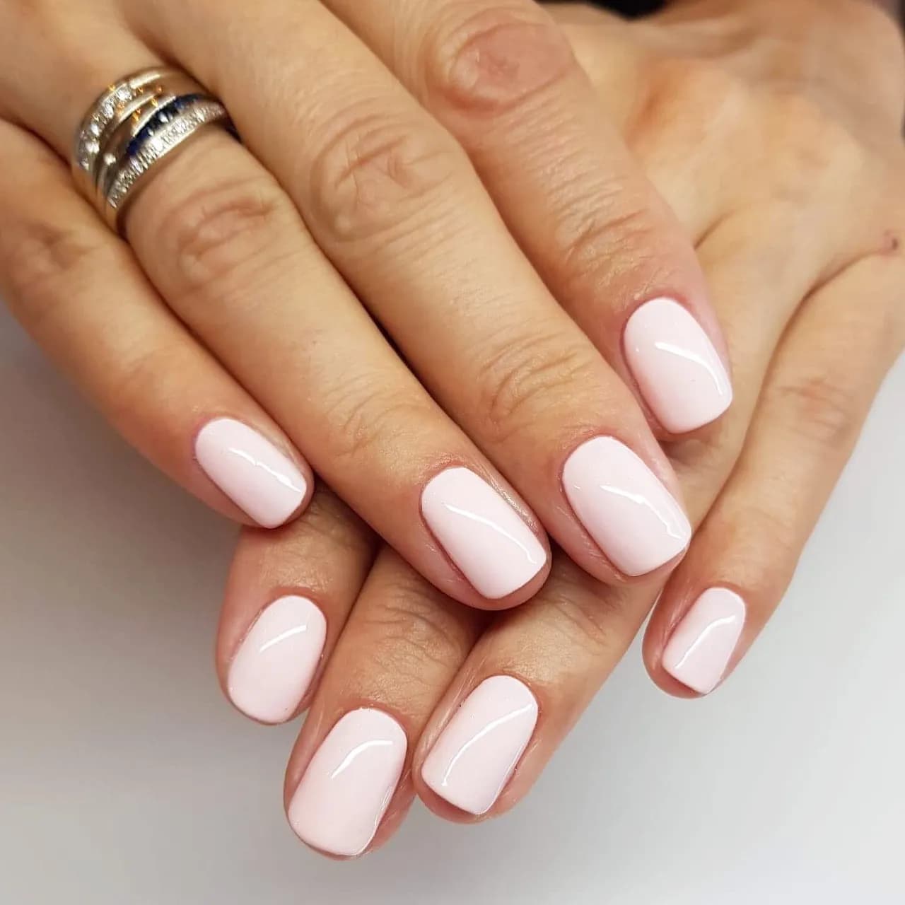 Jak długo utrzymuje się manicure klasyczny? Odkryj sekrety trwałości