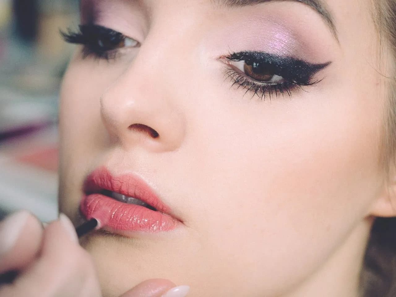 Idealny makijaż do srebrnej sukienki, który podkreśli Twój styl