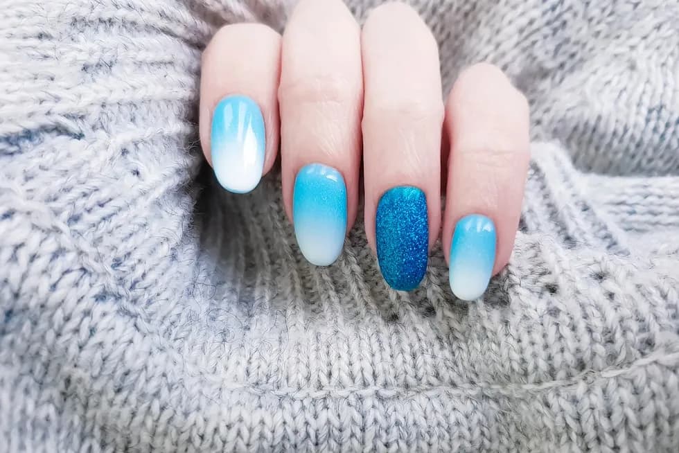 Co to jest manicure ombre? Odkryj techniki i trendy w zdobieniu paznokci