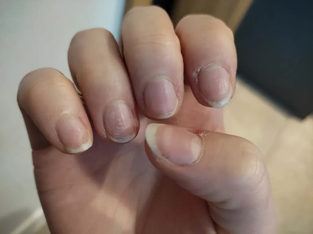 Jaki manicure wybrać, aby uniknąć zniszczenia paznokci?