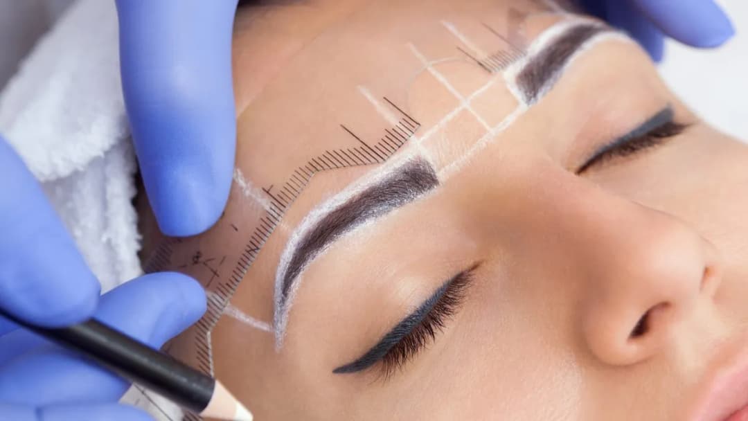 Jak się robi makijaż permanentny brwi - uniknij błędów i bólu