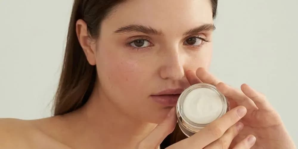 Co najpierw serum czy krem? Odkryj tajemnice skutecznej pielęgnacji