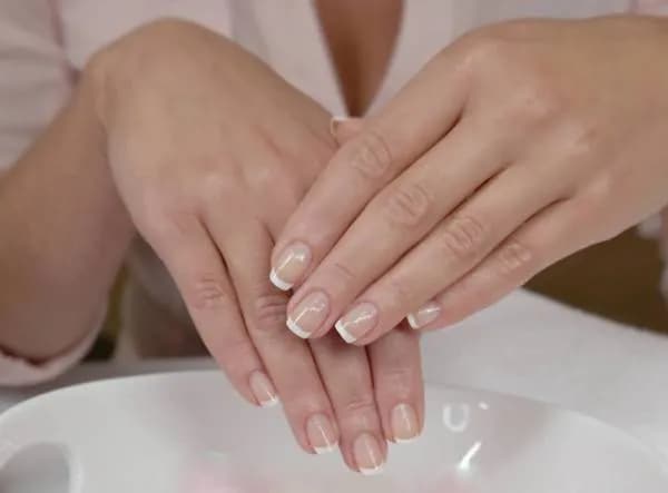 Jak często robić manicure japoński, by uniknąć zniszczenia paznokci?