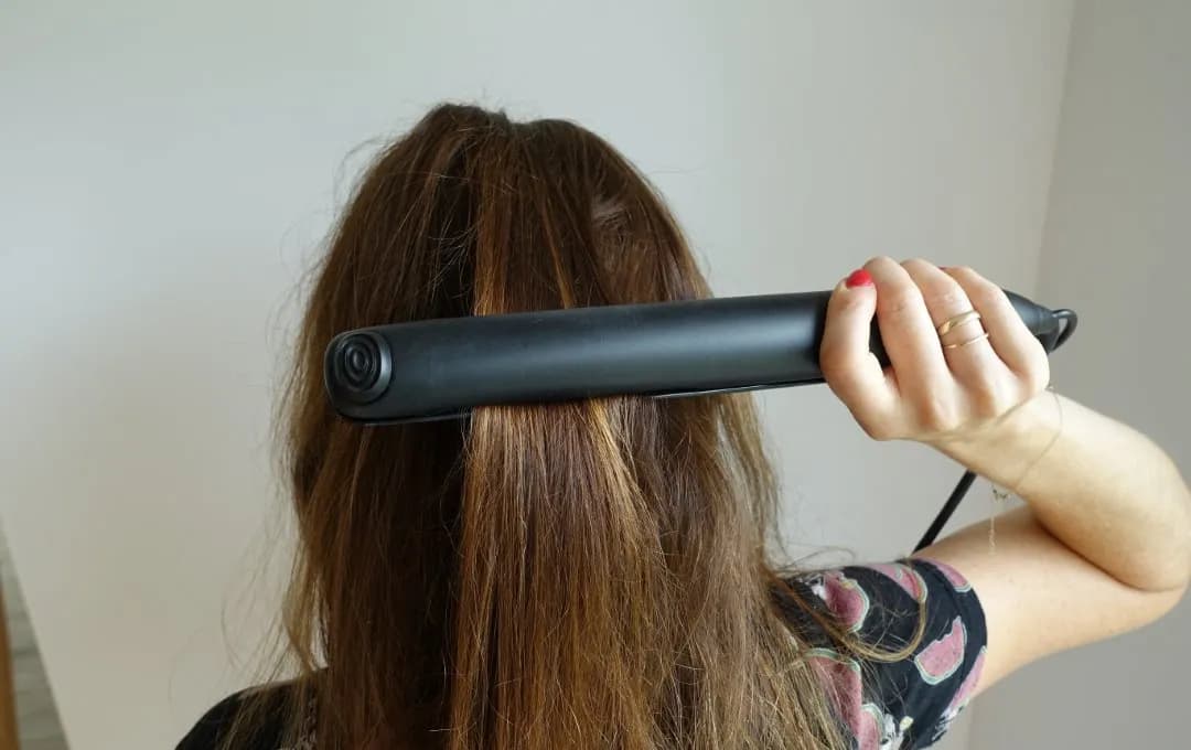 Czy włosy po trwałej można prostować prostownicą bez ryzyka zniszczeń?