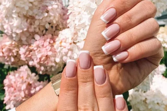 Manicure tytanowy co to? Poznaj zalety i proces tej metody