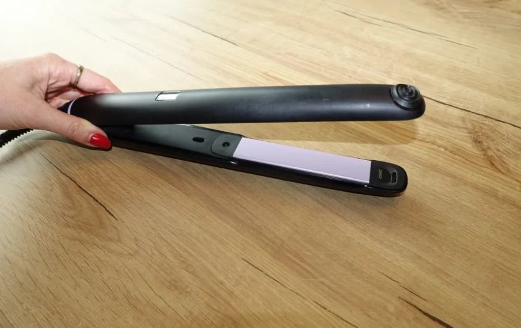 Prostownica z jonizacją czy bez – która lepiej zadba o Twoje włosy?