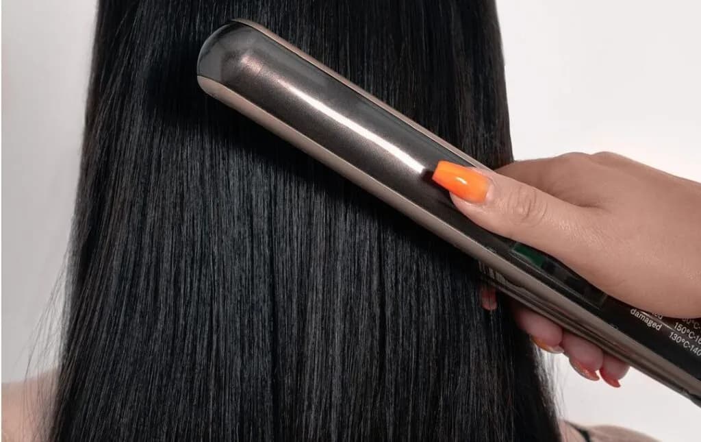 Jaką prostownicę wybrać, aby uniknąć zniszczenia włosów?